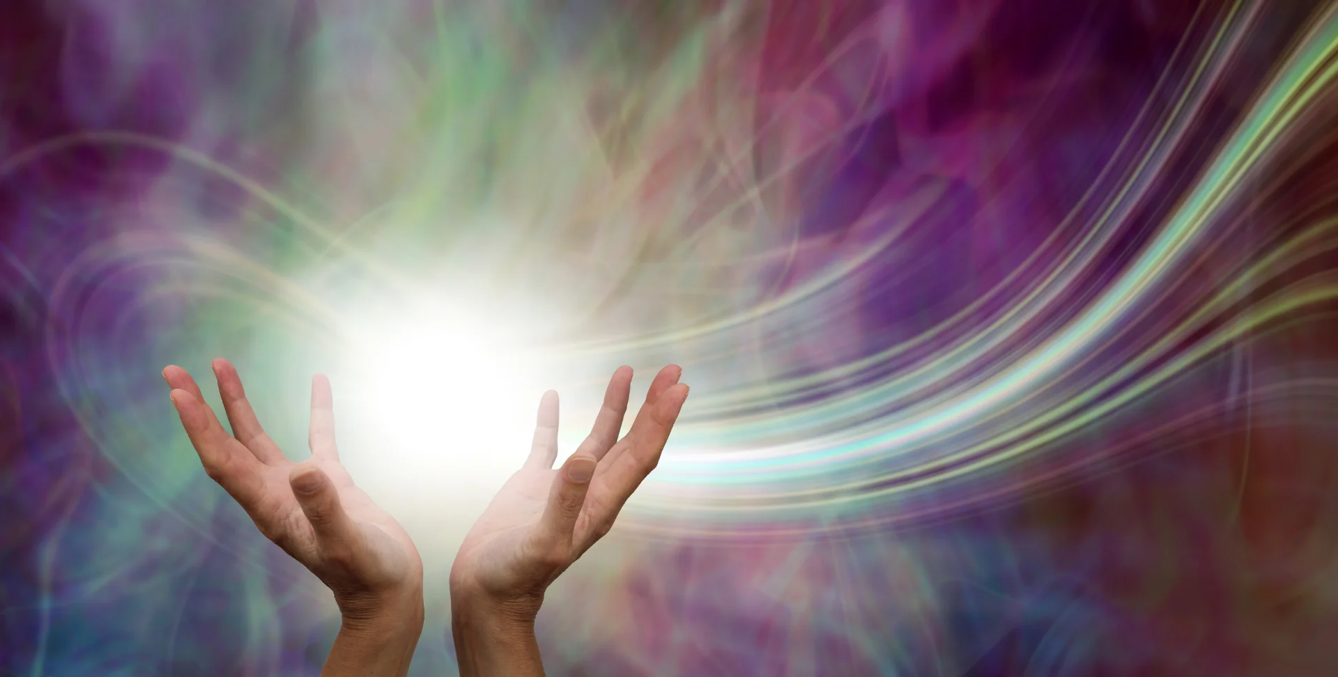 Manos con una luz de energía